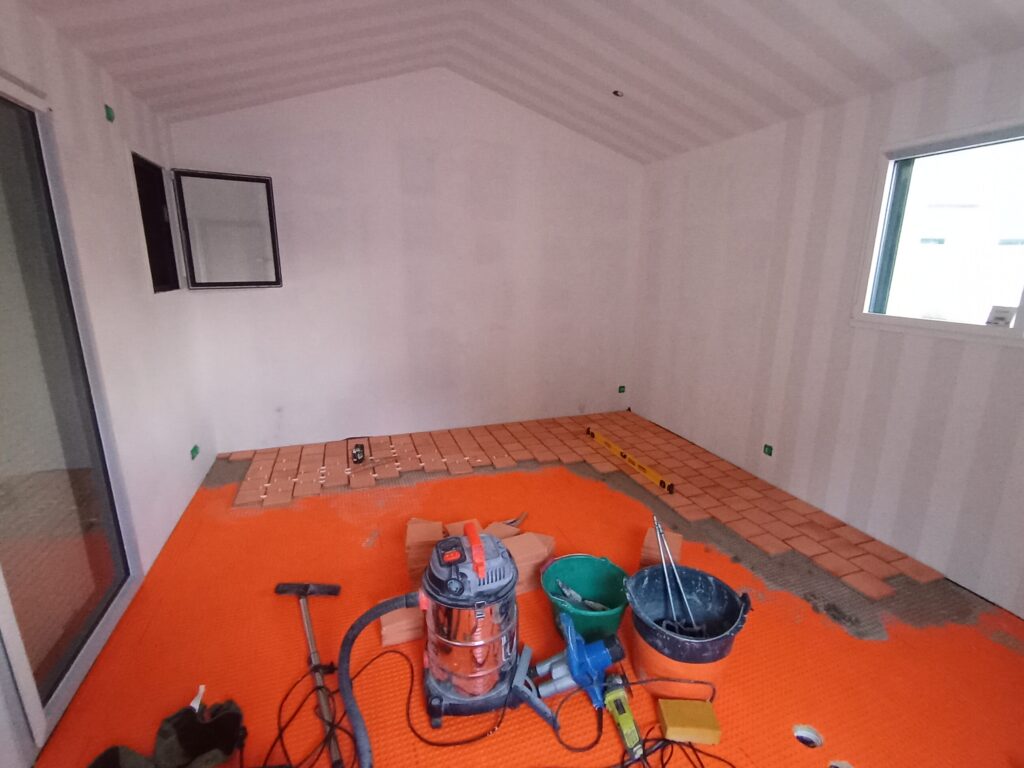 cchantier en cours, pose de terre cuites au sol